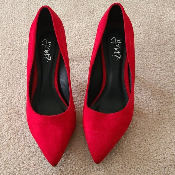 Red pumps - Picture 2 of 3